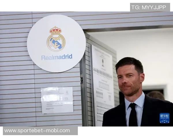 维尼修斯与阿隆索亲密互动缓解皇马更衣室紧张气氛